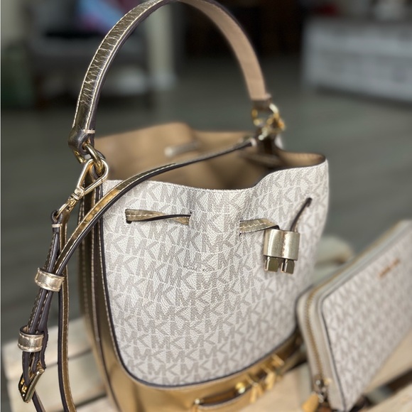 Michael Kors Cream and Gold Women's Bag - Picture 2 of 4